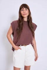 Bermuda de jean color crudo, tiro alto, corte recto y largo a la rodilla.