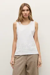 Musculosa cruda de corte recto y sin mangas, con cuello redondo y diseño estampado en relieve en el borde inferior.