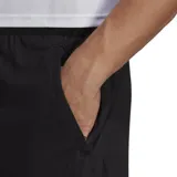 Short deportivo negro con cintura elástica y bolsillos delanteros con cierre. Presenta un gran logo de Adidas en color blanco en la parte inferior de la pierna derecha.