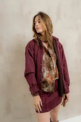Camisa estilo western confeccionada en gamuza sintética color bordó, con diseño holgado y bordado geométrico en la parte superior de la espalda.