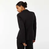 Chaqueta sastre negra de manga larga, con solapas y cierre de un botón.