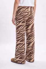 Pantalon de corte recto y holgado, confeccionado en tejido de lanilla con estampado animal print tipo cebra en tonos marrón y beige. Presenta cintura elástica para mayor comodidad.