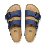 Sandalias Birkenstock modelo Arizona, color azul, con dos correas ajustables con hebillas metálicas.