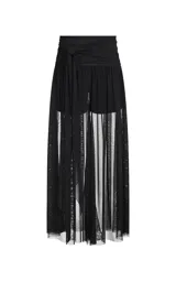 Pantalón de tiro alto confeccionado en tul negro, con silueta ajustada en la cadera y caída fluida. Presenta una cinturilla con detalle de aberturas horizontales y diseño de largo hasta el tobillo.