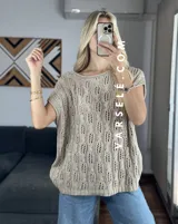 Remerón de crochet color crudo, con cuello redondo y mangas cortas.