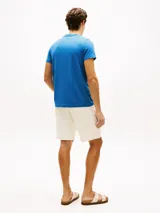 Remera azul de manga corta y cuello redondo, confeccionada en puro algodón, con el logo y el año de fundación de Tommy Hilfiger bordados en el pecho.