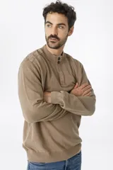 Sweater marrón con cuello mao abotonado y detalle de tejido en los hombros.