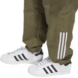 Pantalón deportivo Adidas color verde oliva, con cintura elástica, bolsillos laterales y las icónicas tres tiras blancas en la parte inferior de las piernas. Presenta el logo del trébol bordado en la pierna izquierda.