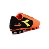 Championes de fútbol Diadora Striker II MD, color naranja con detalles en negro y amarillo.