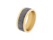 Anillo de acero con baño de oro, con diseño sin fin y circonias negras en forma de baguette.