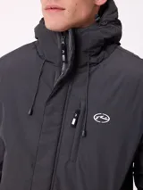 Campera técnica de invierno marca Rusty, color negro, con capucha ajustable, cierre frontal con solapa y bolsillos laterales. Presenta logo de la marca estampado en blanco en la manga y en el pecho.