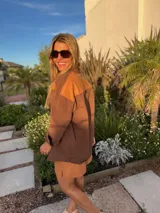 Sobrecamisa color chocolate con detalles en cuero color camel en espalda y frente. Corte recto y mangas largas.