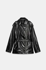 Cazadora biker larga de efecto piel en color negro, con cuello de solapa, cierre frontal cruzado con cremallera, trabillas en los hombros y cinturón ajustable del mismo tejido.