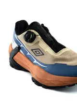 Championes Umbro modelo Numa para hombre, con diseño todoterreno en color beige, negro, detalles en naranja y verde claro, y suela chunky con buen agarre.