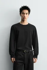 Camiseta de manga larga con corte relajado, confeccionada en algodón con acabado mercerizado y cuello redondo acabado en rib.
