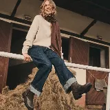 Bota corta de cuero vacuno, modelo Kiev, con elástico lateral externo, cierre interno y suela de goma con taco ancho.