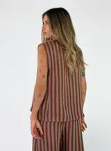 Chaleco de lino con diseño de rayas verticales en tonos azul y gris, escote en V y cierre frontal con botones.