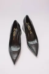 Zapatos de tacón color fucsia con textura croco, punta fina y tacón cuadrado forrado en cuero.