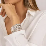 Brazalete abierto de plata 925 con tres piedras de la luna ovaladas, ajustable a la muñeca.