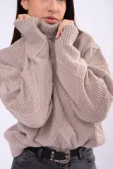 Sweater de cuello alto con diseño de rombos texturizados, de calce holgado y mangas largas.