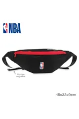 Riñonera negra de nylon con detalle de franja roja horizontal, cierre frontal y logo de la NBA en el centro. Cuenta con correa regulable con logo estampado.