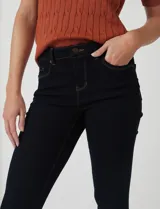 Jean modelo skinny de la marca DJeans, color azul oscuro. Presenta un diseño de tiro medio con cierre frontal y botón, además de bolsillos funcionales tanto en la parte delantera como en la trasera.