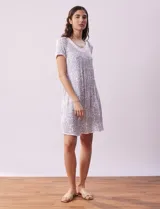 Camisón corto de tejido suave con estampado de leopardo en tonos grises y rosados, con escote redondo y mangas cortas.