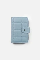 Billetera pequeña de cuero sintético color marrón, con diseño acolchado, cierre perimetral y tira con broche y detalle metálico.