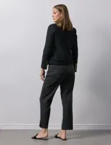 Chaqueta negra en tejido tweed de la marca Nanette. Tiene escote mao, abertura central y bolsillos delanteros. Los puños tienen apliques de botones perlados y la terminación es desflecada. Tiene forro interno.