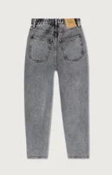 Mom jean de tiro alto con cintura elástica, confeccionado en denim de lavado gris oscuro. Presenta diseño de cinco bolsillos y corte relajado.