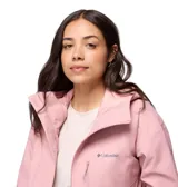 Campera impermeable Columbia modelo Hikebound II, color rosado, con capucha ajustable, cierre frontal con solapa, bolsillos con cremallera y tecnología Omni-Tech para mayor transpirabilidad y protección contra la lluvia.