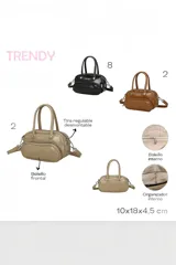 Cartera tipo morral y bandolera de cuero sintético en color beige, de formato rectangular con bordes redondeados. Cuenta con doble asa de mano, un compartimento principal con cierre, bolsillo frontal con cierre y herrajes metálicos plateados. Incluye correa ajustable y desmontable.