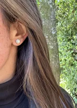 Par de caravanas plateadas con forma de flor, con circonitas incrustadas.