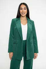 Blazer de pana en color verde, con solapas clásicas, cierre frontal de un botón, bolsillos laterales con solapa y hombreras estructuradas.