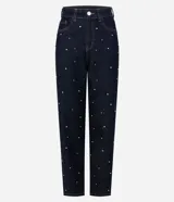 Pantalón de jean corte mom, color azul oscuro, con cintura alta y detalle de remaches metálicos distribuidos por toda la prenda. Cuenta con cierre frontal, botón y bolsillos funcionales.