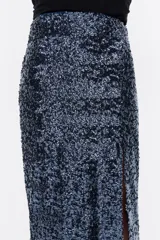 Falda larga de lentejuelas azules y plateadas con abertura lateral.