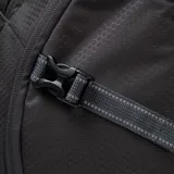 Mochila Caterpillar modelo Le Meije, color gris oscuro, diseñada para trekking y uso urbano. Cuenta con compartimento principal con cremallera en U, bolsillos organizadores internos, bolsillo frontal, cordón elástico exterior, bolsillos laterales de red y correas acolchadas ajustables.