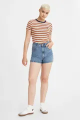 Short de jean de tiro alto color celeste, con bolsillos delanteros y traseros, y ruedo desflecado.