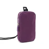 Bandolera mini color púrpura, confeccionada en poliéster. Tiene acceso con cierre, correa regulable, herrajes plateados, un compartimento principal, un bolsillo interno con cierre y dos bolsillos externos abiertos.
