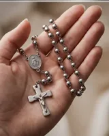 Collar rosario de acero italiano con cuentas esféricas, medalla milagrosa y cruz colgante.