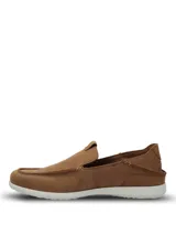 Mocasin de cuero color tostado con costuras visibles y suela de poliuretano blanca. Presenta un diseño de punta redonda y estilo slip-on.