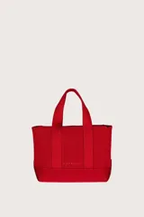 Bolso tote rojo de tela acanalada con doble asa corta.