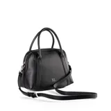 Cartera grande negra de cuero sintético con doble asa de mano y correa bandolera ajustable y desmontable. Tiene cierre superior, bolsillo interno con cierre y bolsillo interno abierto. El diseño es liso con costuras a tono y logo XL en el frente.