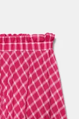 Falda midi con silueta evasé y estampado de cuadros en tonos fucsia y blanco. Presenta cintura elástica con lazo ajustable y detalle de borlas colgantes.