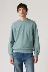 Buzo Levi's de cuello redondo, color verde, con calce relajado y pequeño logo bordado en el pecho.