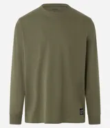 Remera verde militar de manga larga con cuello redondo y puños ajustados. Tiene un pequeño tag negro en el bajo.
