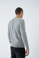 Sweater de tejido de punto con mezcla de algodón y cashmere, de calce regular, con escote redondo a la base, mangas largas y puños y dobladillo acanalados. Presenta un pequeño logo bordado en el pecho.