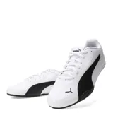 Championes urbanos Puma modelo Catch, color negro con detalles en blanco. Presentan un diseño de perfil bajo con el logo de la marca en el lateral y en la puntera, confeccionados en material sintético resistente con cierre de cordones.