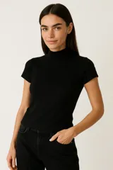 Top de manga corta color negro, ajustado al cuerpo, con cuello tipo polera (mock neck). Presenta tejido acanalado.
