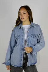 Sobrecamisa de denim celeste con bolsillos frontales con solapa y cierre de botones metálicos.